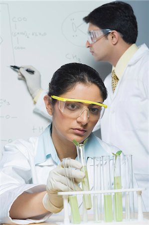 simsearch:6113-07648741,k - Scientists working in a laboratory Foto de stock - Sin royalties Premium, Código: 630-03480959