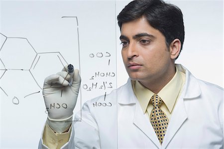 Scientist writing chemical formula Foto de stock - Sin royalties Premium, Código: 630-03480976