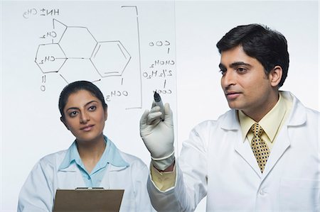 Scientists at work on a problem Foto de stock - Sin royalties Premium, Código: 630-03480982