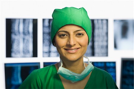 Portrait of a female doctor smiling Foto de stock - Sin royalties Premium, Código: 630-03480996