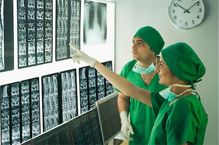 surgical gown - Surgeons examining X-Ray report Foto de stock - Sin royalties Premium, Código: 630-03481010
