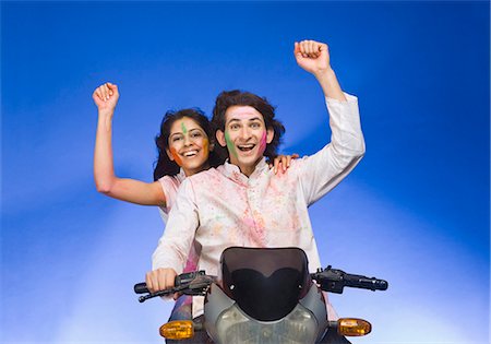 Couple chevauchant une moto Photographie de stock - Premium Libres de Droits, Code: 630-03481077