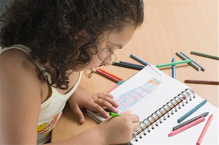 simsearch:630-03481154,k - Close-up of a girl drawing a picture with crayons Foto de stock - Sin royalties Premium, Código: 630-03481201
