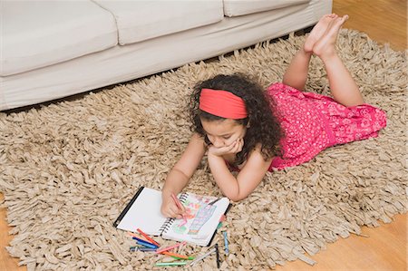 High angle view of a girl drawing a picture Foto de stock - Royalty Free Premium, Número: 630-03481211