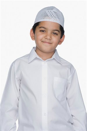 preteen boy happy white background - Portrait d'un garçon portant une calotte Photographie de stock - Premium Libres de Droits, Code: 630-03481284