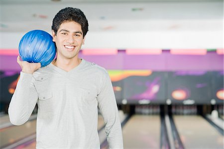 simsearch:630-03481667,k - Young man holding a bowling ball in a bowling alley Foto de stock - Royalty Free Premium, Número: 630-03481543