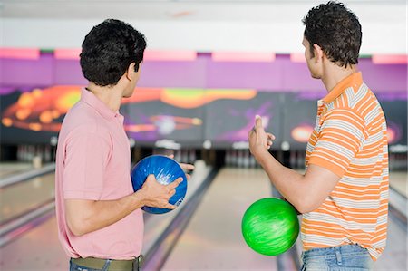 simsearch:630-03481678,k - Two young men holding bowling balls in a bowling alley Foto de stock - Royalty Free Premium, Número: 630-03481559