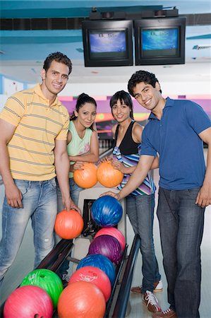 simsearch:630-03481638,k - Deux jeunes couples détenant des boules de bowling dans une ruelle de bowling Photographie de stock - Premium Libres de Droits, Code: 630-03481664