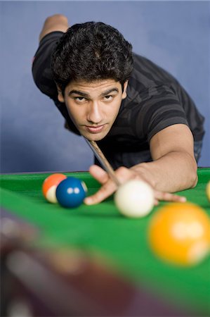 Young man playing pool Fotografie stock - Premium Royalty-Free, Codice: 630-03481684