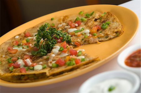 quesadilla - Quesadilla, serviert auf einem Teller Stockbilder - Premium RF Lizenzfrei, Bildnummer: 630-03481737