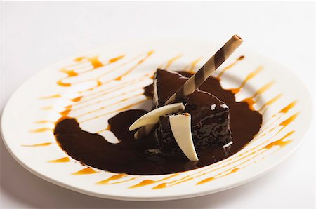 Chocolate fudge brownies served on a plate Foto de stock - Sin royalties Premium, Código: 630-03481739