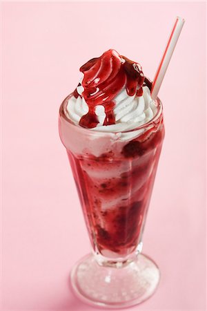 sundae - Close-up of a glass of strawberry sundae Foto de stock - Sin royalties Premium, Código: 630-03481748