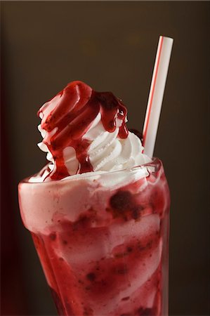 sundae - Close-up of a glass of strawberry sundae Foto de stock - Sin royalties Premium, Código: 630-03481749