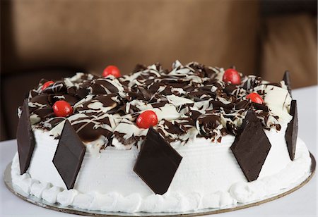 Gros plan d'un gâteau Forêt-Noire Photographie de stock - Premium Libres de Droits, Code: 630-03481741