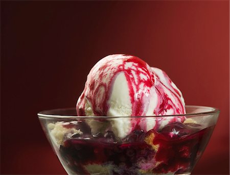 sundae - Close-up of a bowl of strawberry sundae Foto de stock - Sin royalties Premium, Código: 630-03481775