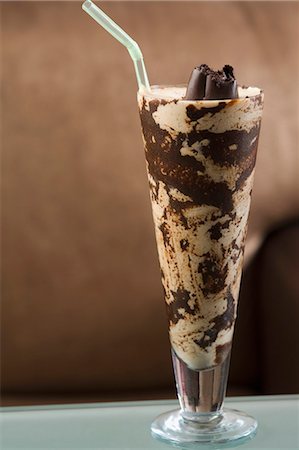 Gros plan d'un verre de sundae au chocolat Photographie de stock - Premium Libres de Droits, Code: 630-03481777