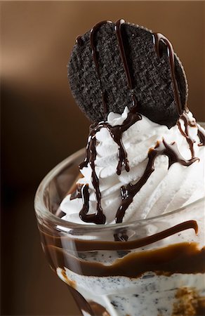 sundae - Close-up of a glass of chocolate sundae Foto de stock - Sin royalties Premium, Código: 630-03481787