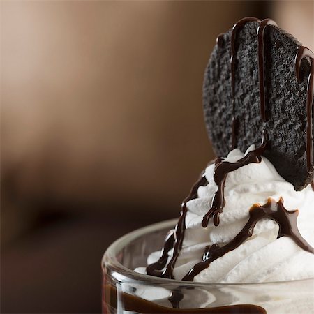 sundae - Close-up of a glass of chocolate sundae Foto de stock - Sin royalties Premium, Código: 630-03481788