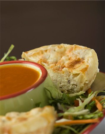simsearch:630-03481770,k - Chicken quiche served on a plate Fotografie stock - Premium Royalty-Free, Codice: 630-03481792