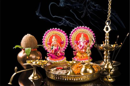 Diwali thali in front of idols of Lord Ganesha and Goddess Lakshmi Foto de stock - Sin royalties Premium, Código: 630-03482066