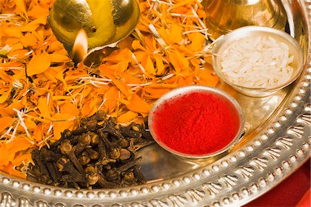 Close-up of religious offerings in a Diwali pooja thali Foto de stock - Sin royalties Premium, Código: 630-03482061