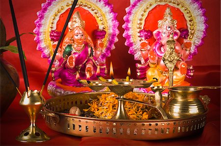 simsearch:630-03482494,k - Diwali thali in front of idols of Lord Ganesha and Goddess Lakshmi Fotografie stock - Premium Royalty-Free, Codice: 630-03482063