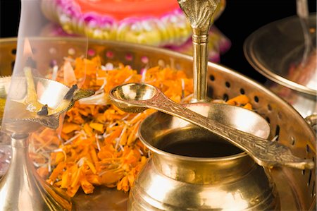 Close-up of religious offerings in a Diwali pooja thali Foto de stock - Sin royalties Premium, Código: 630-03482070