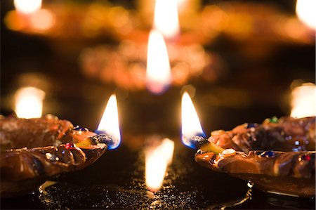 flamme - Gros plan de Diwali lampes à l'huile Photographie de stock - Premium Libres de Droits, Code: 630-03482086