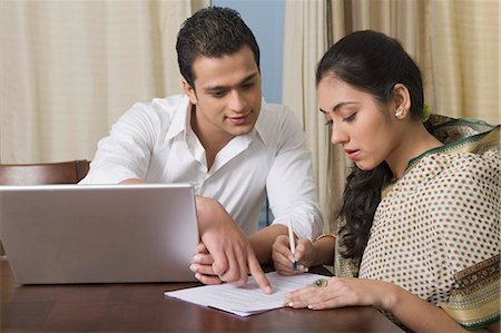 economía personal - Couple preparing home budget on a laptop Foto de stock - Sin royalties Premium, Código: 630-03482646