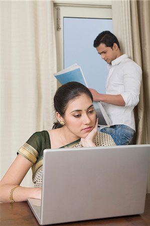 simsearch:655-08357174,k - Woman working on a laptop while her husband reading newspaper Foto de stock - Royalty Free Premium, Número: 630-03482655