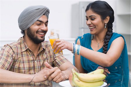 Woman feeding orange juice to a man Foto de stock - Sin royalties Premium, Código: 630-03482843