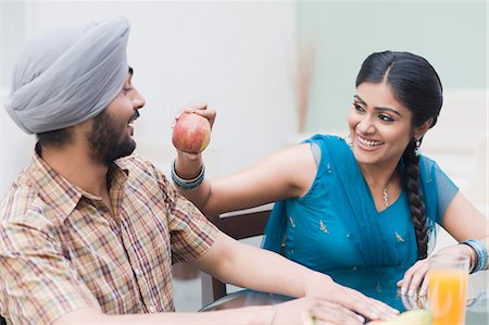 salwar kameez - Woman feeding an apple to a man Stock Photo - Premium Royalty-Free, Code: 630-03482866