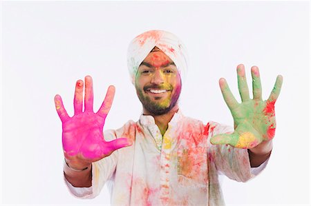 simsearch:630-03479571,k - Homme montrant ses mains colorées sur Holi Photographie de stock - Premium Libres de Droits, Code: 630-03482908