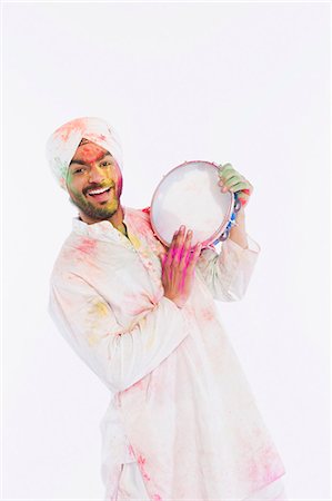 simsearch:630-03482493,k - Portrait d'un homme jouant le tambourin sur Holi Photographie de stock - Premium Libres de Droits, Code: 630-03482910