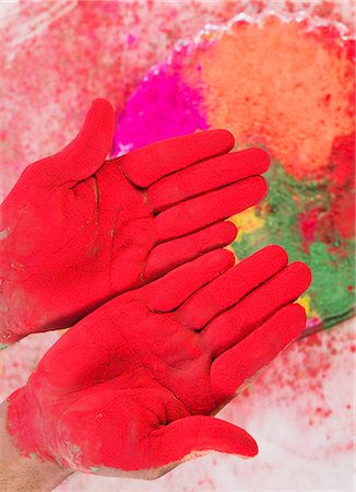 pintura a dedo - Close-up of a person's hands colored with Holi colors Foto de stock - Royalty Free Premium, Número: 630-03482920