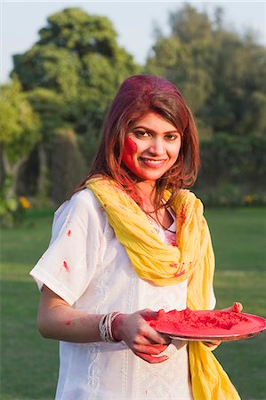 simsearch:630-03479702,k - Woman holding a plate of gulal on Holi Stock Photo - Premium Royalty-Free, Code: 630-03482991