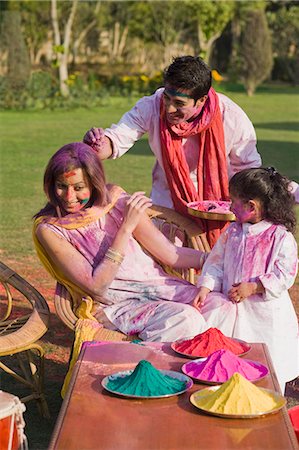 Family celebrating Holi with colors Fotografie stock - Premium Royalty-Free, Codice: 630-03483015