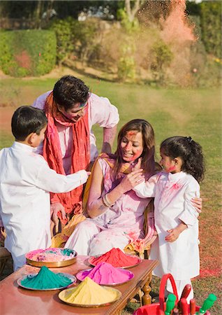 simsearch:630-03482931,k - Famille fête Holi avec des couleurs Photographie de stock - Premium Libres de Droits, Code: 630-03483010