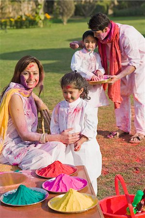 simsearch:630-03482931,k - Famille fête Holi avec des couleurs Photographie de stock - Premium Libres de Droits, Code: 630-03483012