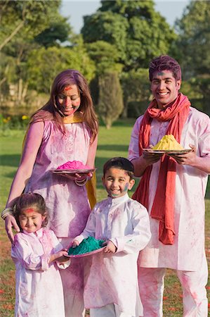 Family celebrating Holi with colors Fotografie stock - Premium Royalty-Free, Codice: 630-03483028