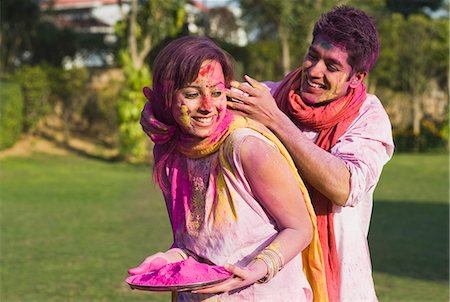 Couple fête Holi avec des couleurs Photographie de stock - Premium Libres de Droits, Code: 630-03483032
