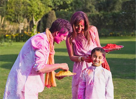 Family celebrating Holi with colors Fotografie stock - Premium Royalty-Free, Codice: 630-03483044