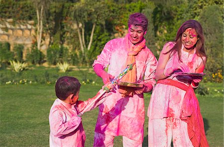 simsearch:630-03482898,k - Family celebrating Holi with colors Fotografie stock - Premium Royalty-Free, Codice: 630-03483054