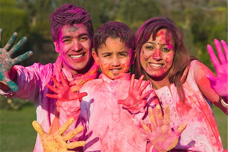 simsearch:630-03481384,k - Family showing colorful hands on Holi Foto de stock - Royalty Free Premium, Número: 630-03483056