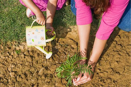 Femme avec sa fille de plantation Photographie de stock - Premium Libres de Droits, Code: 630-03483075