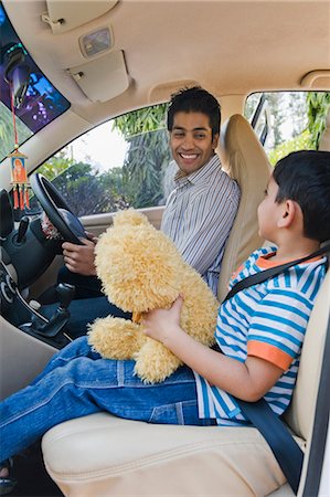 Homme voyageant dans une voiture avec son fils Photographie de stock - Premium Libres de Droits, Code: 630-03483094