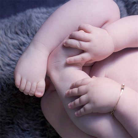 simsearch:632-05400894,k - Baby holding leg, low section Stock Photo - Premium Royalty-Free, Code: 632-05400894