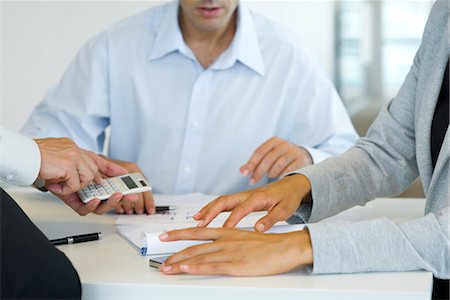 Executives using calculator during business discussion Foto de stock - Royalty Free Premium, Número: 632-05400901