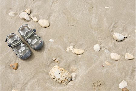 Child's sandals on beach Foto de stock - Sin royalties Premium, Código: 632-05400963