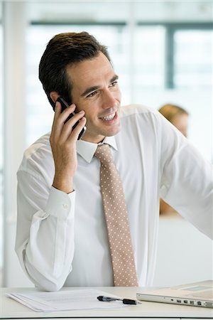 simsearch:632-05603965,k - Businessman talking on cell phone Fotografie stock - Premium Royalty-Free, Codice: 632-05400983